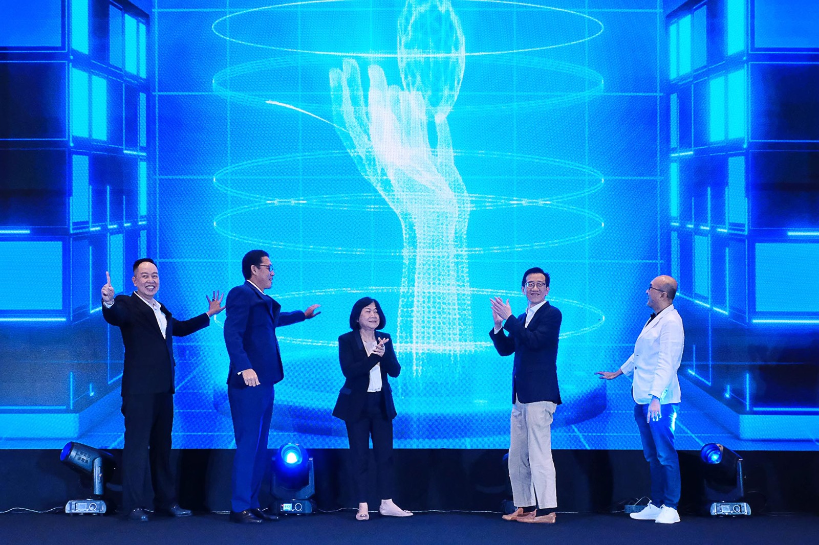 Achmad Kusna Permana, Managing Director Sharia Allianz Life Indonesia, dr. Ginawati Djuandi, Chief Agency Officer Allianz Life Indonesia, dan Bianto Surodjo, Business Director Allianz Life Indonesia pada acara peluncuran AlliSya HANDAL dan AZ Force, Leads Generation Program, di Jakarta, 1 April 2023. dok. ist. Allianz Syariah Luncurkan AlliSya HANDAL, Untuk Pemberdayaan Ekonomi Masyarakat