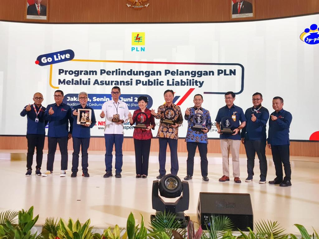 Director & Chief Business Officer Telkomsel Muhammad Buldansyah saat menerima Award Operator of the Year di ajang Selular Award 2023 yang diadakan di Jakarta, Senin (26/6/2023). dok. ist. Selular Award 2023, CBO Telkomsel Muhammad Buldansyah Terima Award Operator Of The Year
