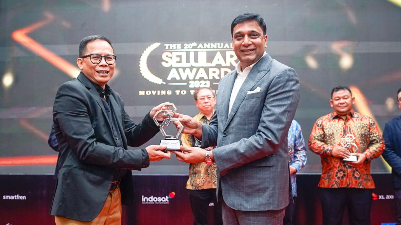 Head of Indosat FTTH Chaitanya Priya saat menerima Award Best Fiber To The Home Performace di ajang Selular Award 2023 yang diadakan di Jakarta, Senin (26/6/2023). dok. Indosat. ist. Pascamerger, Indosat Terus Catat Meningkatnya Kinerja Operasional dan Keuangan