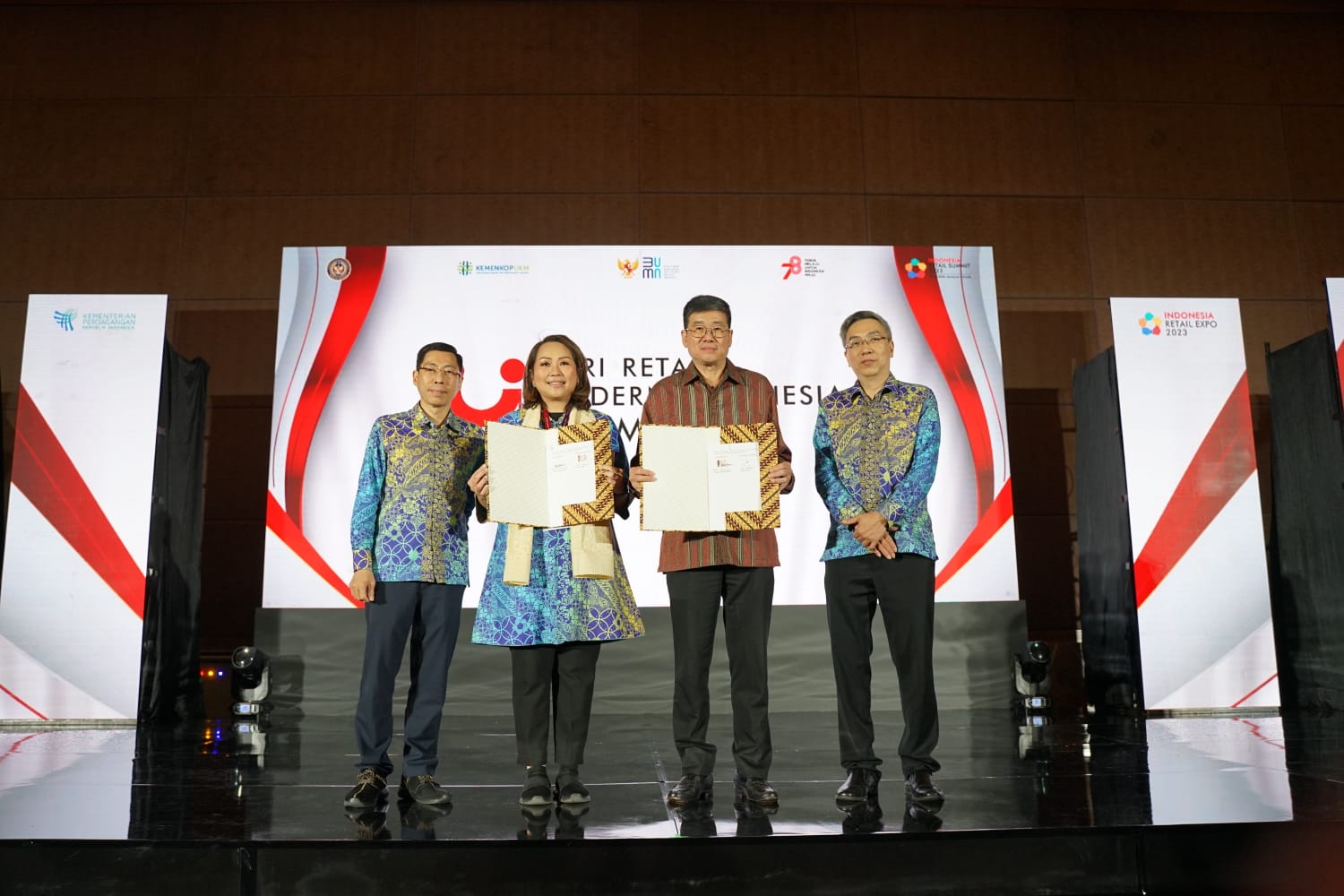 Direktur PT Terang Dunia Internusa, Henry Mulyadi dan Wakil Direktur Utama PT Pan Brothers Tbk, Anne Patricia Sutanto tanda tangani nota kesepahaman terkait pembelian 10.000 unit motor listrik. dok. ist. TDI dan Pan Brothers (PBRX) Teken Pembelian 10 Ribu Motor Listrik