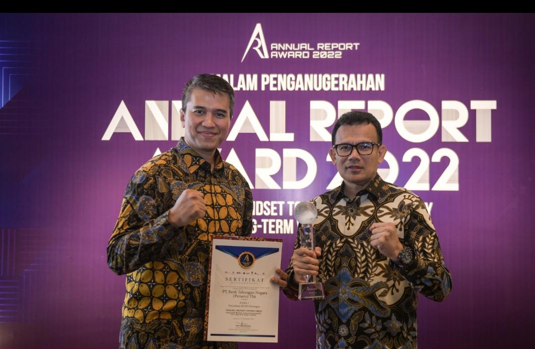 Direktur Finance Bank BTN Nofry Rony Poetra bersama Corporate Secretary Bank BTN Ramon Armando berfoto bersama usai menerima penghargaan sebagai juara I dalam ajang Annual Report Award (ARA) 2022 yang diselenggarakan oleh 7 instansi yakni Otoritas Jasa Keuangan (OJK), Kementerian Koordinator Bidang Perekonomian, Kementerian BUMN, Ditjen Pajak Kementerian Keuangan, Bursa Efek Indonesia (BEI), Komite Nasional Kebijakan Governansi (KNKG) dan Ikatan Akuntan Indonesia, di Jakarta, Senin Malam (27/11). Sajikan Laporan Keuangan Terbaik, Bank BTN Raih Juara I Annual Report Award (ARA)