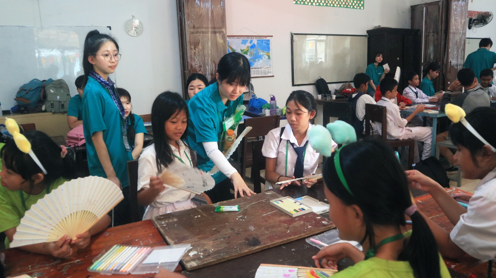 Hana Financial Group mengajak 50 mahasiswa komunitas Smart Ambassador Korea (HFG Smart Ambassador) untuk melakukan aksi sosial di bidang pendidikan. Komunitas HFG Smart Ambassador merupakan perkumpulan mahasiswa yang tergabung dari berbagai Universitas di Korea yang aktif melakukan kegiatan sosial. Relawan Hana Bank berpartisipasi melakukan aksi sosial dalam “Global CSR Orientations Day” di Yayasan Sinar Cahaya Kasih (Sekolah SD, SMP, SMA), Bogor, Jawa Barat, Senin (26/8/2024). dok. ist. Global CSR Orientations Day, Aksi Sosial Relawan Hana Bank-HFG