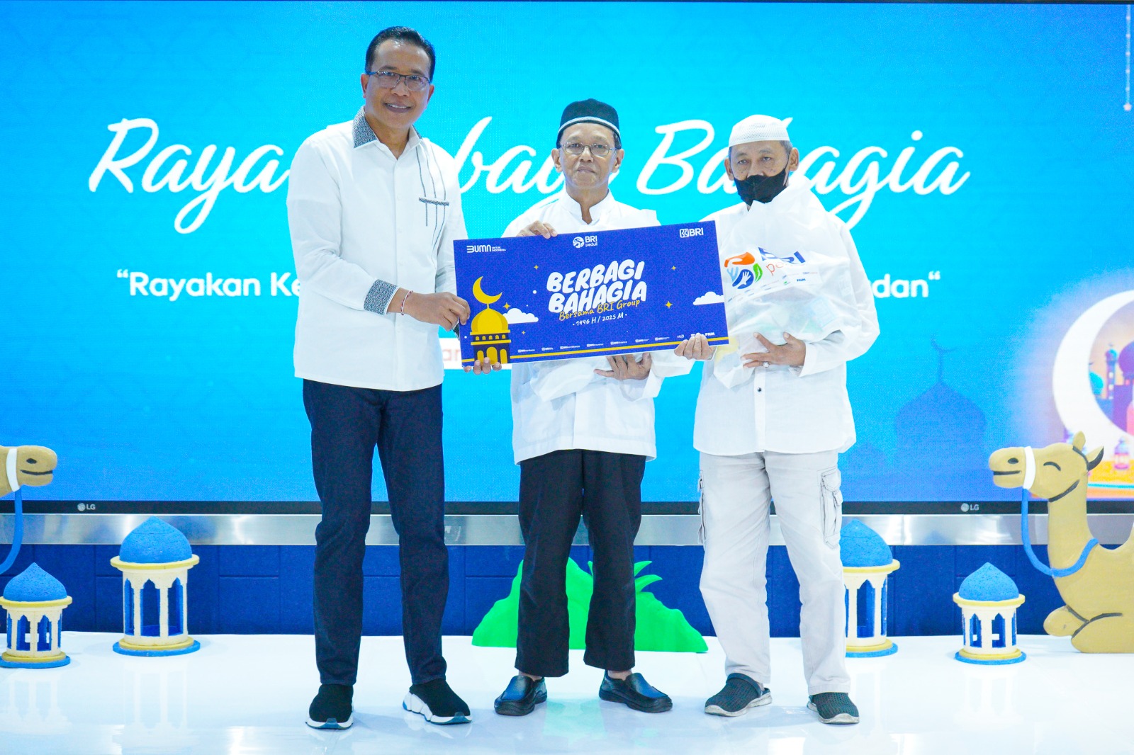 Berbagi Bahagia BRI Group, AGRO Salurkan Sembako 11 Kota Indonesia