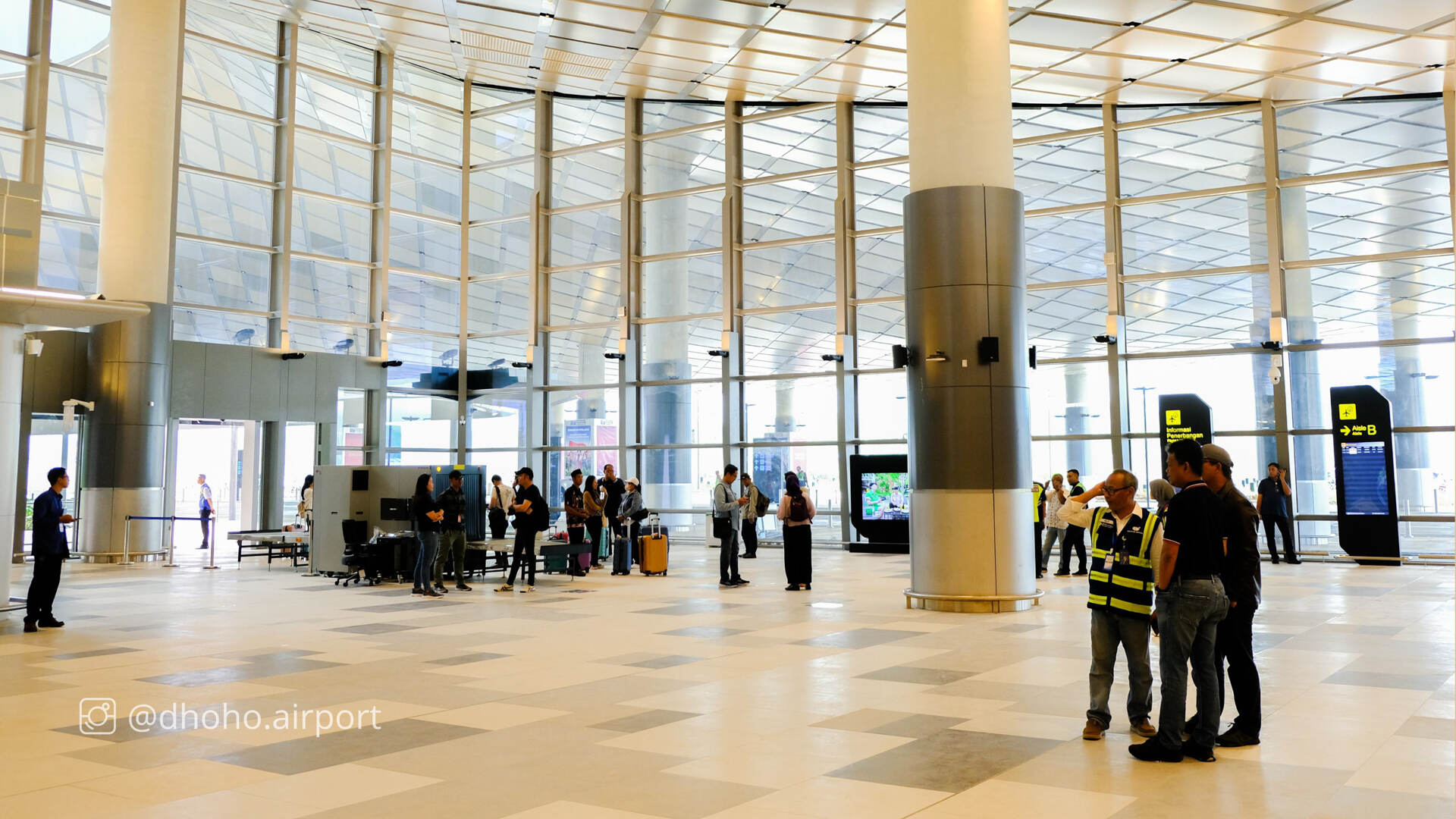 Dua penumpang dengan bagasi menuju lounge area keberangkatan Bandara Dhoho Kediri besutan Gudang Garam. FOTO - ISTIMEWA Kebut Tol Kediri Tulungagung, GGRM Suntik Anak Usaha Rp1,5 Triliun