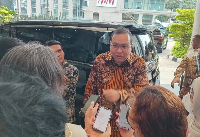Petugas membersihkan layar bursa saham. Ikuti MSCI, BEI Bakal Kaji Ulang Batas Free Float Saham