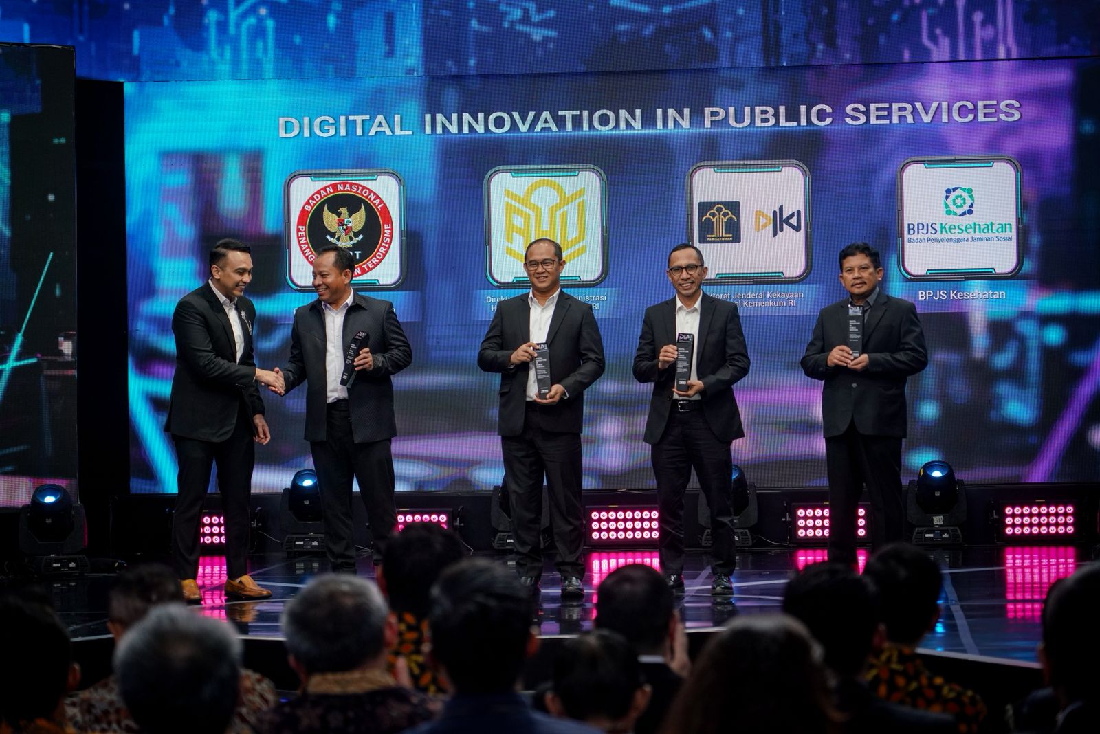 CEO iNews Media Group, Angela Tanoesoedibjo menyerahkan penghargaan kepada salah satu pemenang Digital Innovation Awards (DIA) 2025, di MNC Conference Hall iNews Tower Jakarta, pada Rabu (28/5/2025). Dok. Ist. DIA 2025 Sukses Digelar: Apresiasi Inovasi Digital di Berbagai Sektor