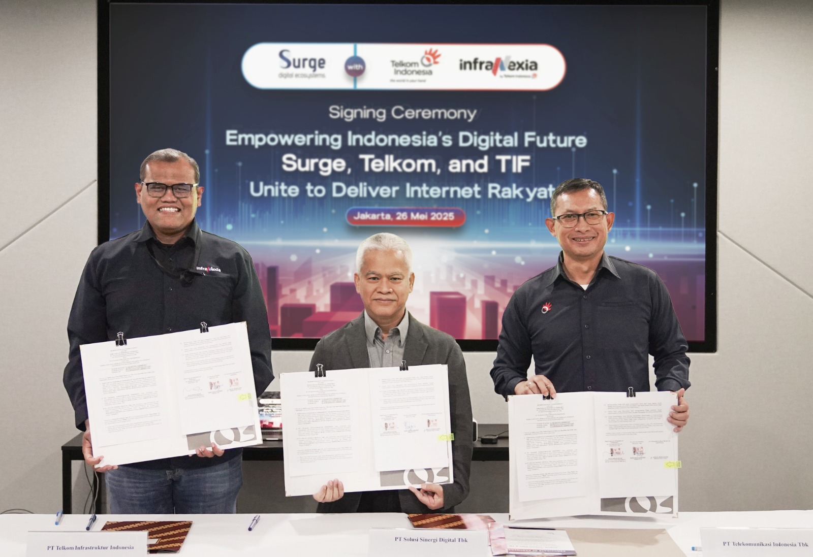 Kanan – Kiri , PT Telkom Infrastruktur Indonesia (TIF) , Moh Mustaghfirin ( Direktur Network Surge), dan Perwakilan PT Telkom Indonesia (Persero) Tbk. DOK/Surge Surge, Telkom dan TIF Teken MoU Infrastruktur dan Internet Rakyat