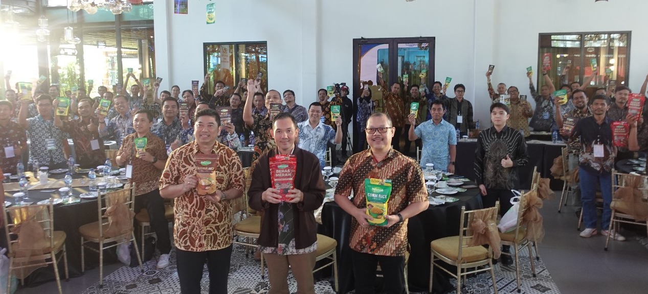 Seseorang memeriksa promosi produk perseroan. FOTO - ISTIMEWA Genjot Penjualan, HOKI Lakukan Tindakan Berikut