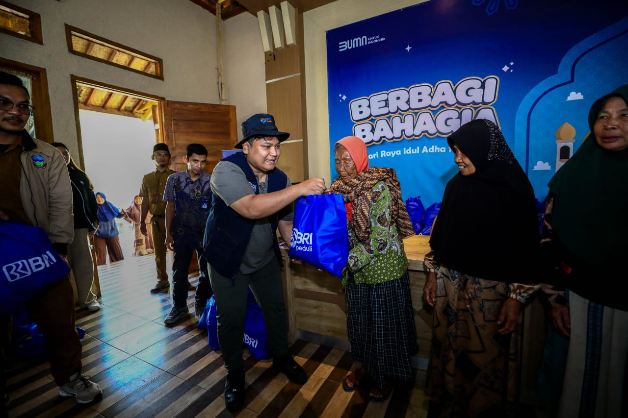 BRI Peduli selaku payung dari Program Tanggung Jawab Sosial dan Lingkungan (TJSL) menyalurkan berbagai bantuan bagi warga di Desa BRILian Sukalaksana, di Kabupaten Garut, Jawa Barat. Dok.BRI. Bantuan BRI Peduli Untuk Peternak di Desa BRILiaN Sukalaksana Garut