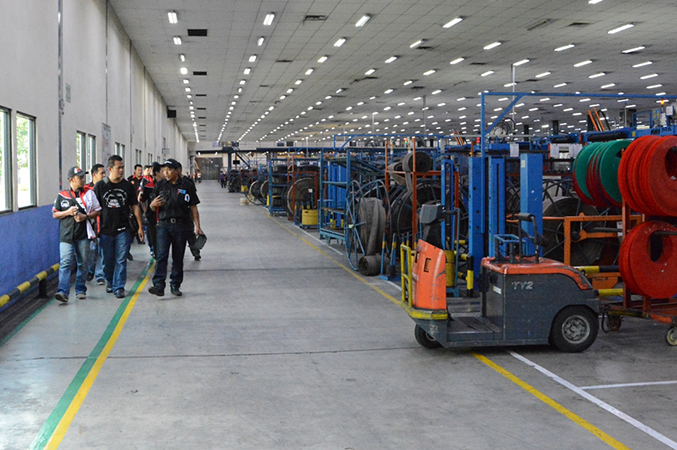 Petugas melakukan pengecekan sejumlah ban baru produksi perseroan sebelum dilempar ke pasaran. FOTO - ISTIMEWA Cum Date 17 Juni, MASA Tebar Dividen Rp339,76 Miliar