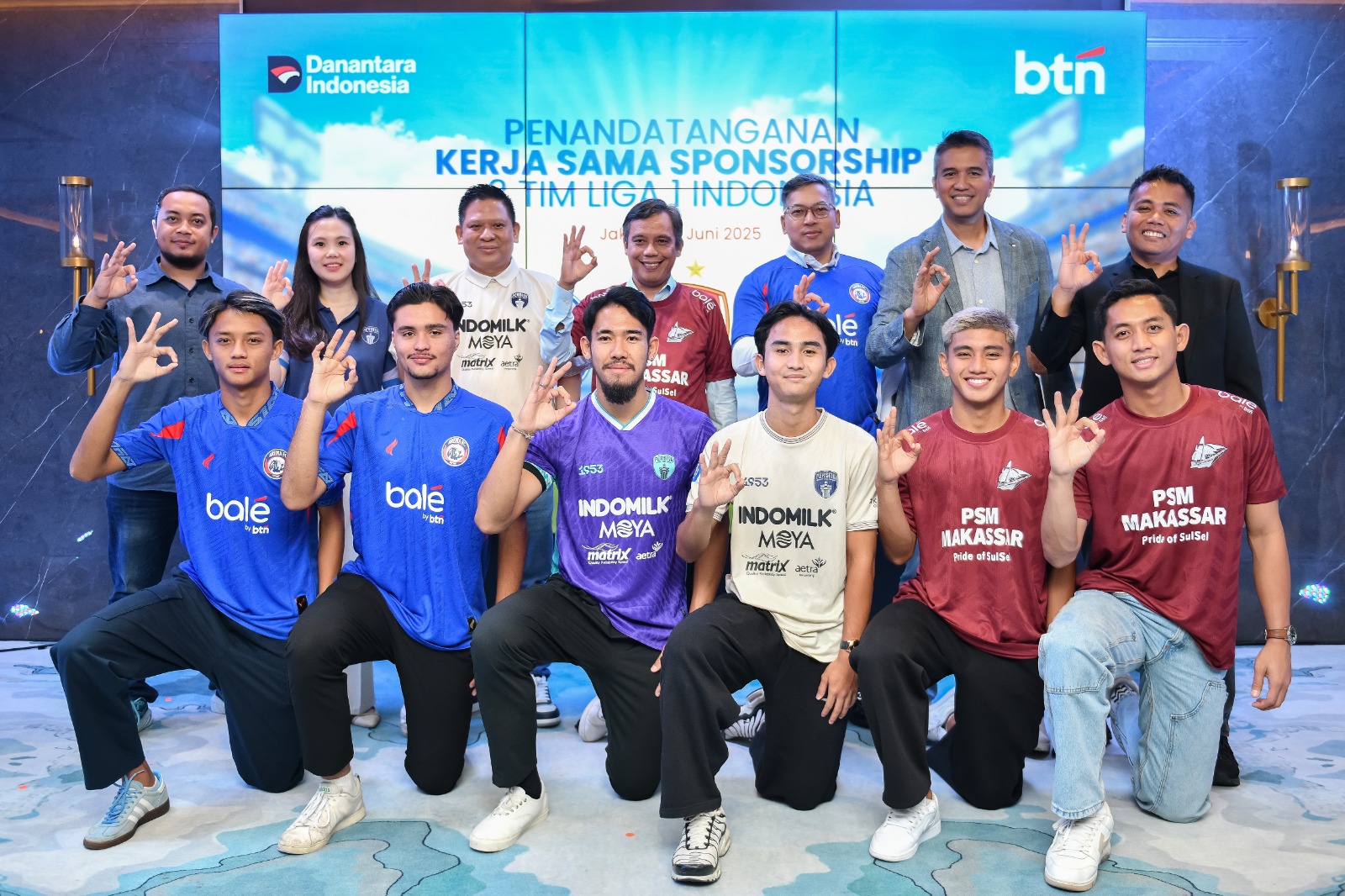 Bos BTN Nixon Napitupulu (tengah) usai teken kerja sama dengan tiga klub Liga 1. FOTO - ISTIMEWA Sponsori Tiga Klub Liga 1, Ini Komitmen BTN