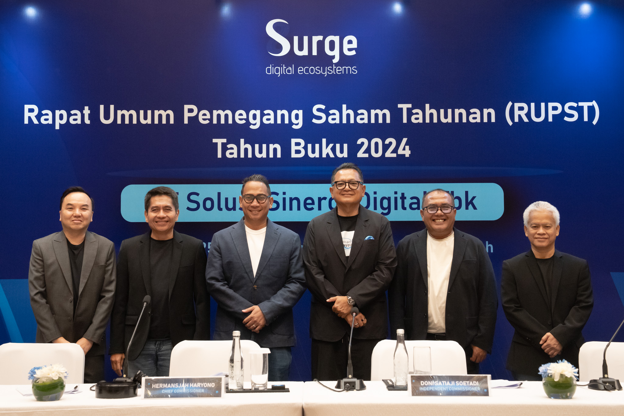 Dari kiri ke kanan, Shannedy Ong ( Investor Relations dan Keuangan), Yune Marketatmo, (Presiden Direktur), Hermansjah Haryono ( Komisaris Utama), Donny Satiaji Soetadi ( Komisaris Indepent) , Erwin Tanjung ( Direktur Komersial) dan Moh Mustaghfirin ( Direktur Network). Ekspansi Jalan Terus! WIFI Tebar Dividen Rp4,72 Miliar