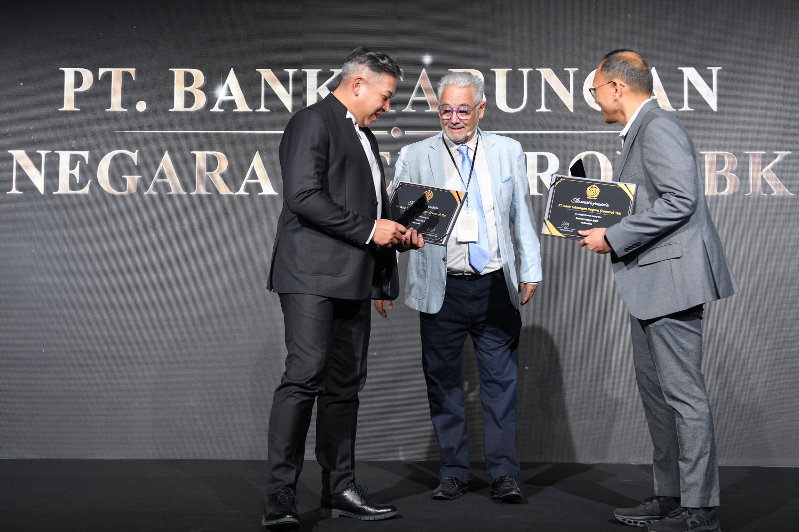Pengurus BTN menunjukkan penghargaan yang diterima di Dubai. FOTO - ISTIMEWA Pengakuan Dunia, BTN Sabet Global Brand Awards 2025