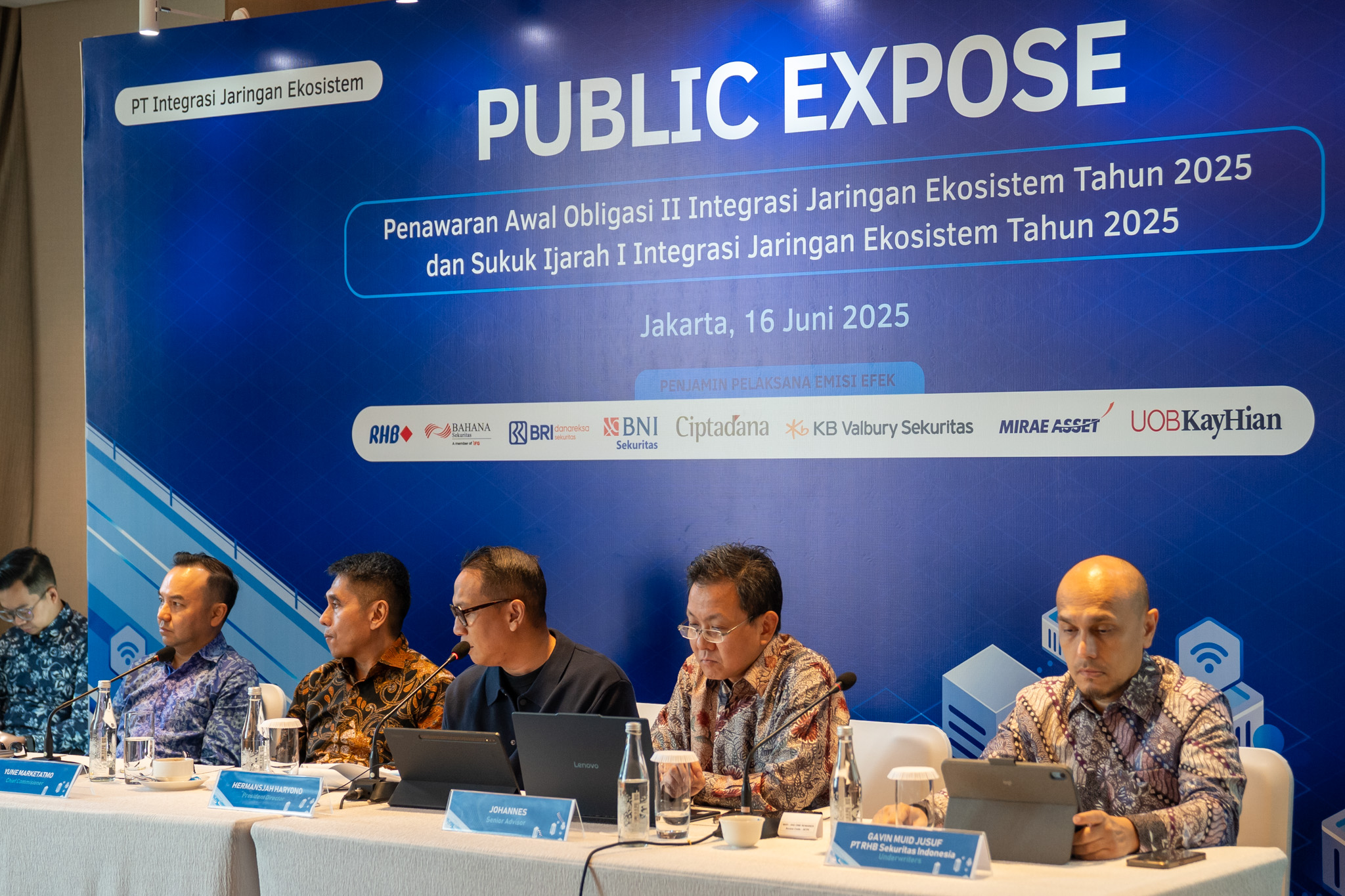 Kiri-kanan: Johannes Johannes (Senior Adviser IJE), Shannedy Ong (Investor Relations IJE / Direktur PT Solusi Sinergi Digital Tbk), Yune Marketatmo (Komisaris Utama IJE), Hermansjah Haryono (Direktur Utama IJE), Moh Mustagfirin (Direktur IJE), Erwin Tanjung (Direktur IJE), dan Gavin Yusuf (Direktur, Capital Market & Advisory di PT RHB Sekuritas Indonesia). DOK/IJE Entitas Surge (WIFI) Terbitkan Obligasi dan Sukuk Ijarah Rp2,5 Triliun
