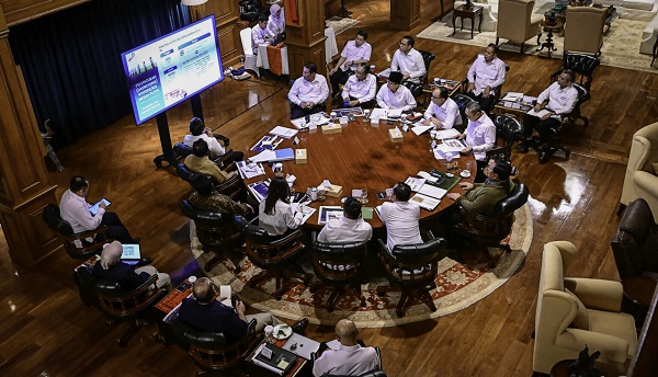 Presiden Prabowo Subianto menggelar rapat terbatas bersama jajaran Menteri Koordinator Bidang Politik dan Keamanan (Polkam) membahas dinamika kondisi global dan dampaknya terhadap kepentingan nasional Indonesia. Ratas digelar di kediaman pribadi Presiden di Hambalang, Bogor, pada Senin, 23 Juni 2025. Presiden Gelar Rapat Bahas Perkembangan Global dan Dampaknya ke RI