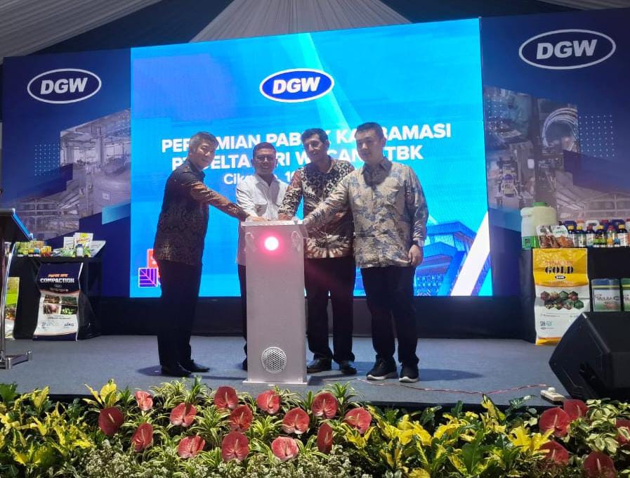 (dari kiri ke kanan), Presiden Direktur DGWG David Yaory, Gubernur Provinsi Banten Andra Soni, Direktur Jenderal Industri Kimia, Farmasi dan Tekstil Kementerian Perindustrian Republik Indonesia Taufiek Bawazier, Direktur DGWG Group Yody Suganda, meresmikan pabrik Karbamasi PT Delta Giri Wacana Tbk (DGWG) yang berlokasi di Kawasan Industri Modern Cikande, Serang. Peresmian pabrik ini merupakan kontribusi nyata DGWG terhadap ketahanan pangan nasional dan kemandirian industri agrokimia. Banten, Rabu, 16 Juli 2025. Delta Giri (DGWG) Resmikan Pabrik Karbamasi USD20 Juta di Banten
