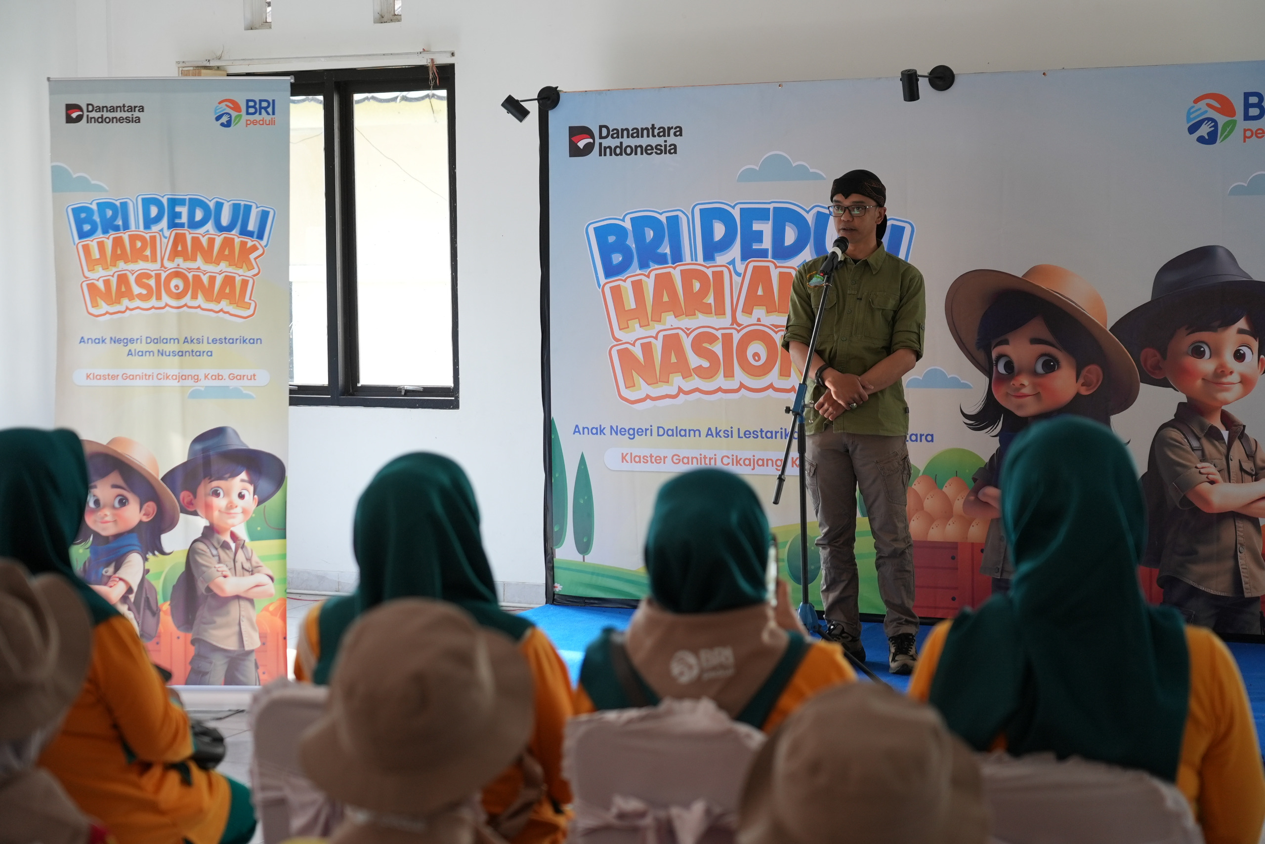 Melalui BRI Peduli selaku payung dari Program Tanggung Jawab Sosial dan Lingkungan (TJSL), BRI mengajak siswa Sekolah Dasar Negeri (SDN) 7 Kota Kulon Garut mengikuti kegiatan argoedukasi di Klaster Usaha Ganitri (Garut Benih Tani Lestari) di Taman Teknologi Pertanian, Kabupaten Garut, Provinsi Jawa Barat. Dok. BRI. BRI Peduli Dukung Pendidikan Karakter Anak Lewat Agroedukasi