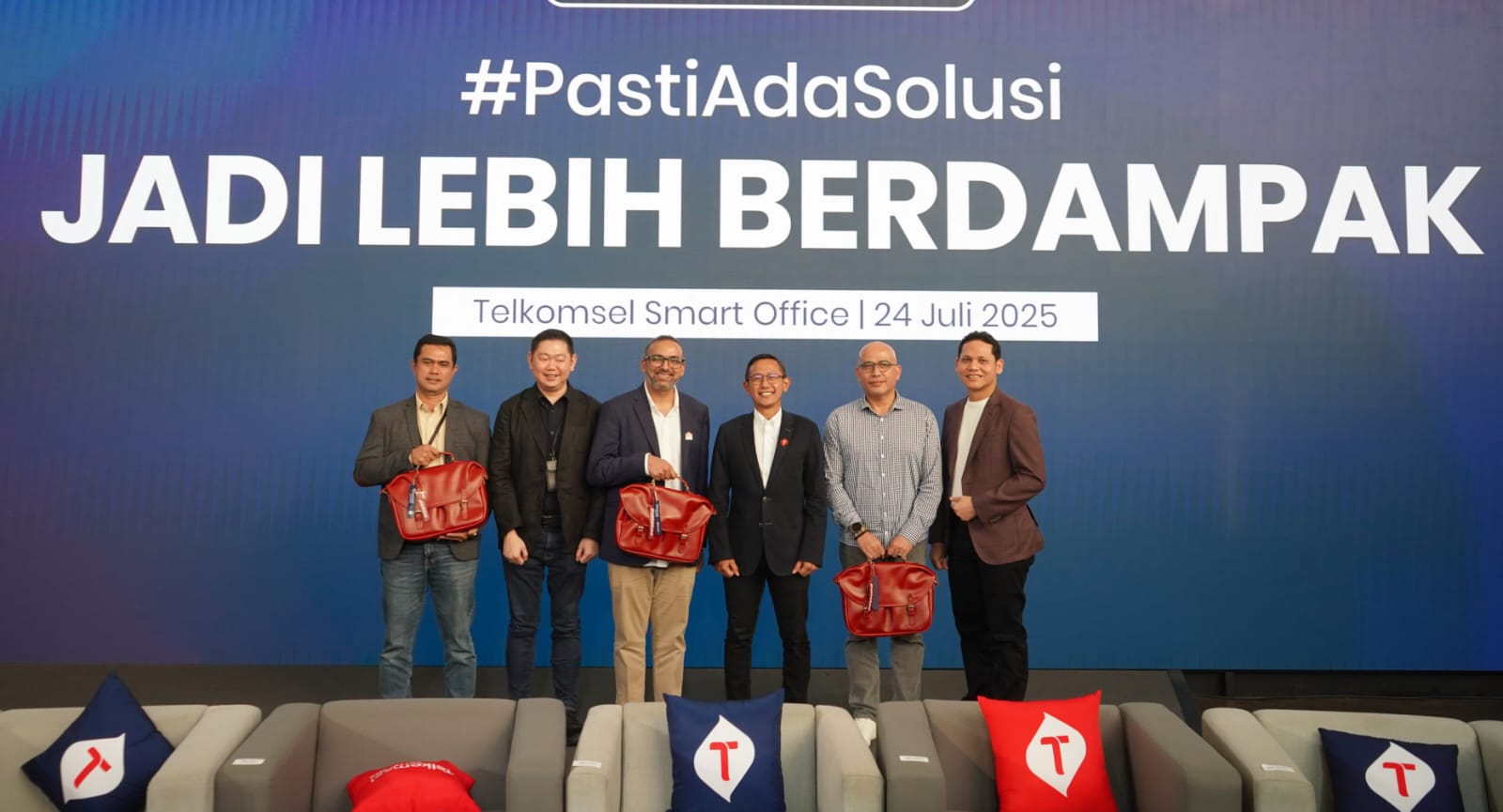 Kepala Divisi Rantai Pasok & Logistik Muzani, bersama GM Enterprise Platform IoT and Network Infrastructure Telkomsel Gian Wijoyo, Director Digital Allo Bank Sajal Bhatnagar, VP Digital Advertising Wholesale and Interconnect Telkomsel Arief Pradetya, Kepala Dinas Pariwisata Sumatera Barat Luhur Budianda, dan VP Data Solutions and Digital Financial Services Telkomsel Alfian Manullang, meluncurkan kampanye terbaru bertajuk #PastiAdaSolusi “Jadi Lebih Berdampak” di Jakarta, Kamis (24/7/2025). (Foto : Endang Muchtar). Transformasi Digital! Telkomsel Libatkan Allo Bank & PTPN IV