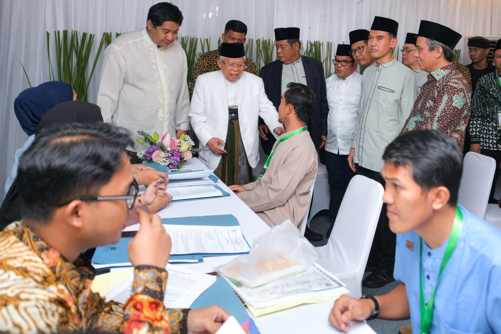 )Direktur Utama BTN Nixon LP Napitupulu (kanan) bersama Menteri Perumahan dan Kawasan Permukiman Maruarar Sirait (kiri), dan Ketua Dewan Pertimbangan Majelis Ulama Indonesia Ma'ruf Amin (kedua kiri), dan Wakil Ketua Umum MUI Marsudi Syuhud (kedua kanan) meninjau Akad Massal KPR Subsidi berskema syariah di Asrama Haji Pondok Gede, Jakarta, Sabtu (26/7). (Foto: Endang Muchtar) Rumah Untuk Umat