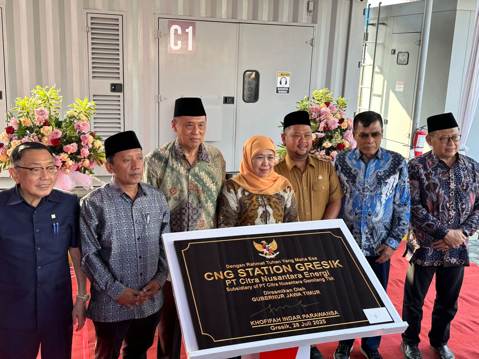 Gubernur Jawa Timur, Khofifah Indar Parawansa. Gubernur Jatim ini, memberikan apresiasi terhadap kontribusi CGAS dalam membangun infrastruktur energi bersih untuk mendukung daya saing industri daerah. PT Citra Nusantara Gemilang Tbk (CGAS), melalui anak usahanya PT Citra Nusantara Energi, meresmikan Compressed Natural Gas (CNG) Station di Gresik, Jawa Timur, Senin (28/7/2025). Dok. Ist. Anak Usaha CGAS Buka CNG di Gresik, Pendapatan Rp150M Per Tahun