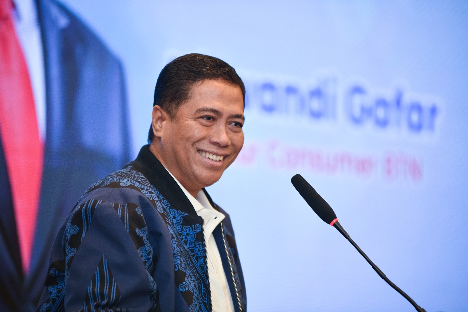 Hirwandi Gafar, Direktur Consumer Banking BTN kala berbincang asyik dengan salah satu nasabah perseroan. FOTO - ISTIMEWA Merdeka Punya Rumah Idaman, BTN Tawarkan KPR Bunga Mulai 2,65 Persen