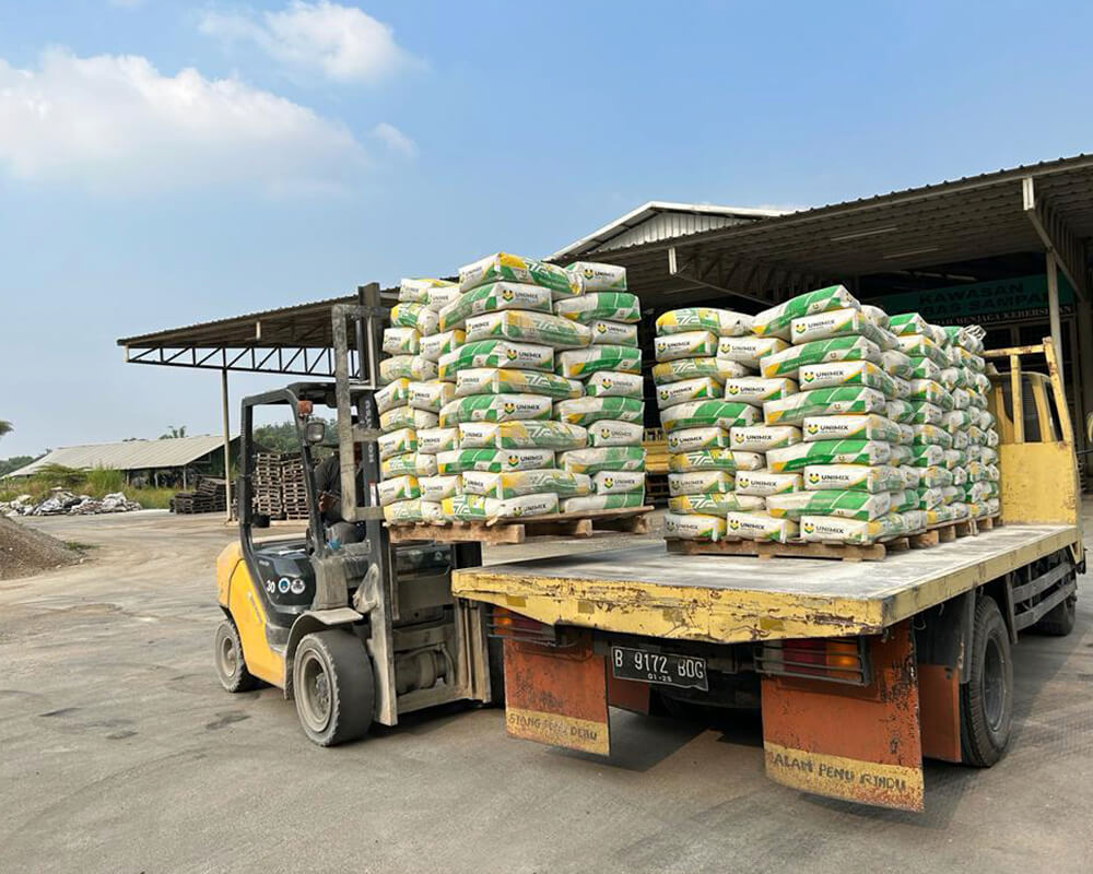 Semen Mortar Unimix di gudang PT Surya Tata Alam Raya. DOK/ISTIMEWA Surya Tata Alam Raya Optimis Penjualan Mortar Unimix Naik 200 Persen