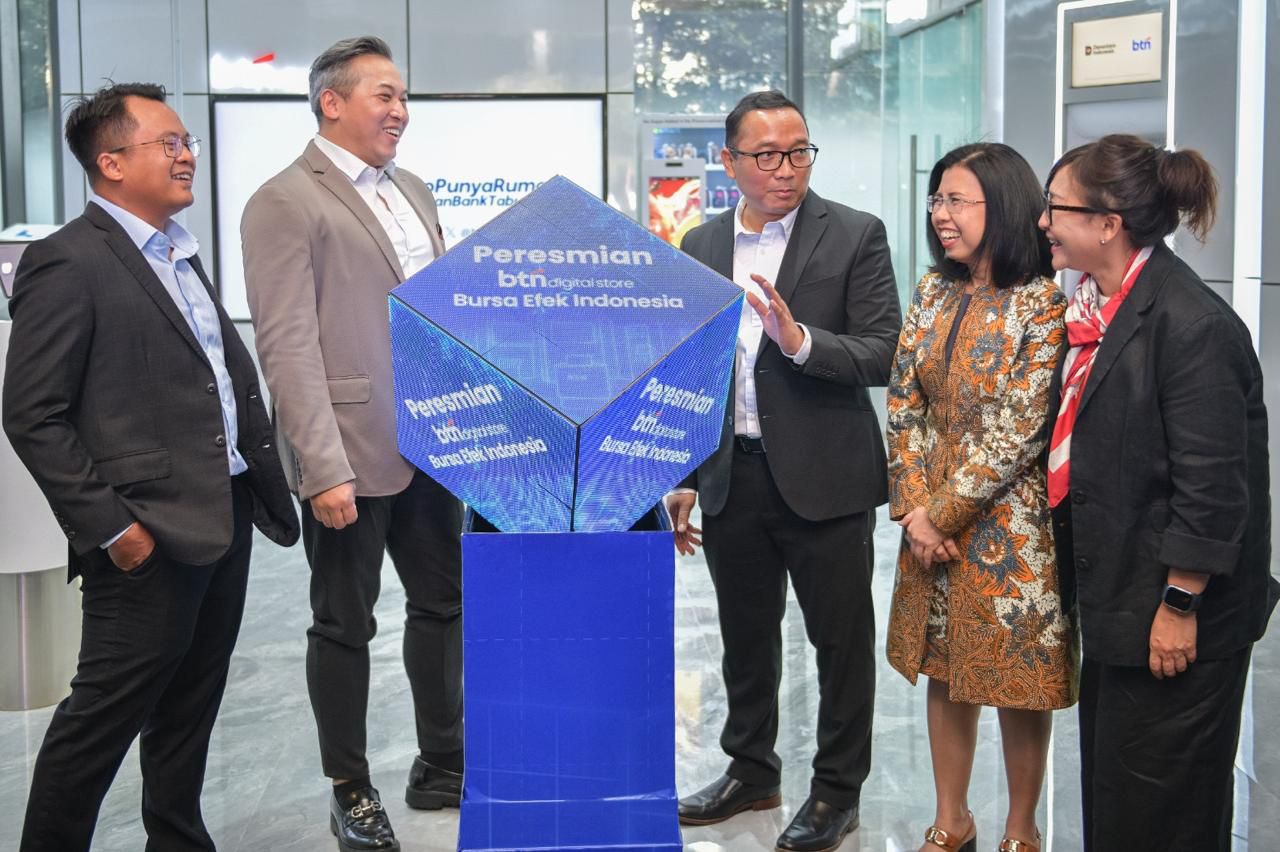Pengurus BTN dan direksi Bursa Efek Indonesia usai peresmian digital store di lingkungan pasar modal. FOTO - ISTIMEWA Sasar Kaum Modern, Digital Store BTN Penuhi Area BEI