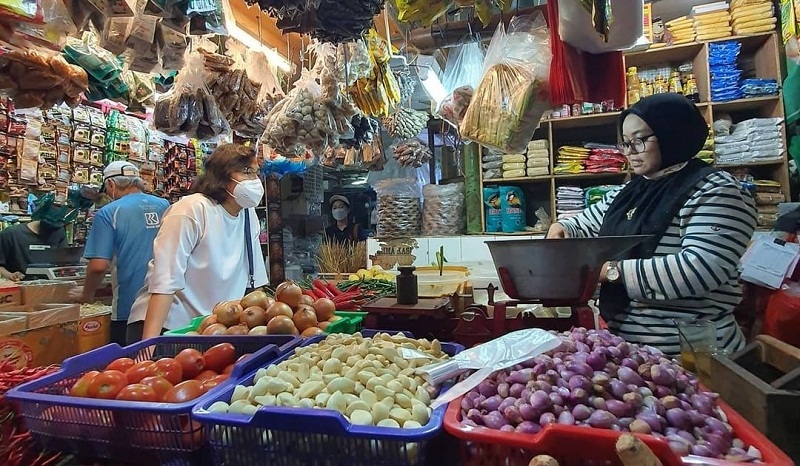 Beberapa komoditas yang mengalami kenaikan harga tahun ke tahun (y-on-y) pada Agustus 2025 antara lain: bawang merah, beras biasa, kelapa sawit (TBS), minyak goreng, dan jagung. Harga Bawang Merah, Beras, Minyak, Mengalami Kenaikan pada Agustus