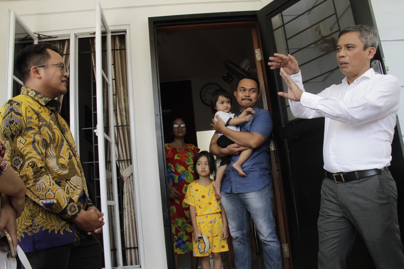 Bos BTN Nixon Napitupulu (kanan) tampak berbincang akrab dengan salah satu penghuni perumahan Kota Sutera, Tangerang, Banten. FOTO - ISTIMEWA Sambut HPN 2025, BTN Terjun Serap Aspirasi Nasabah