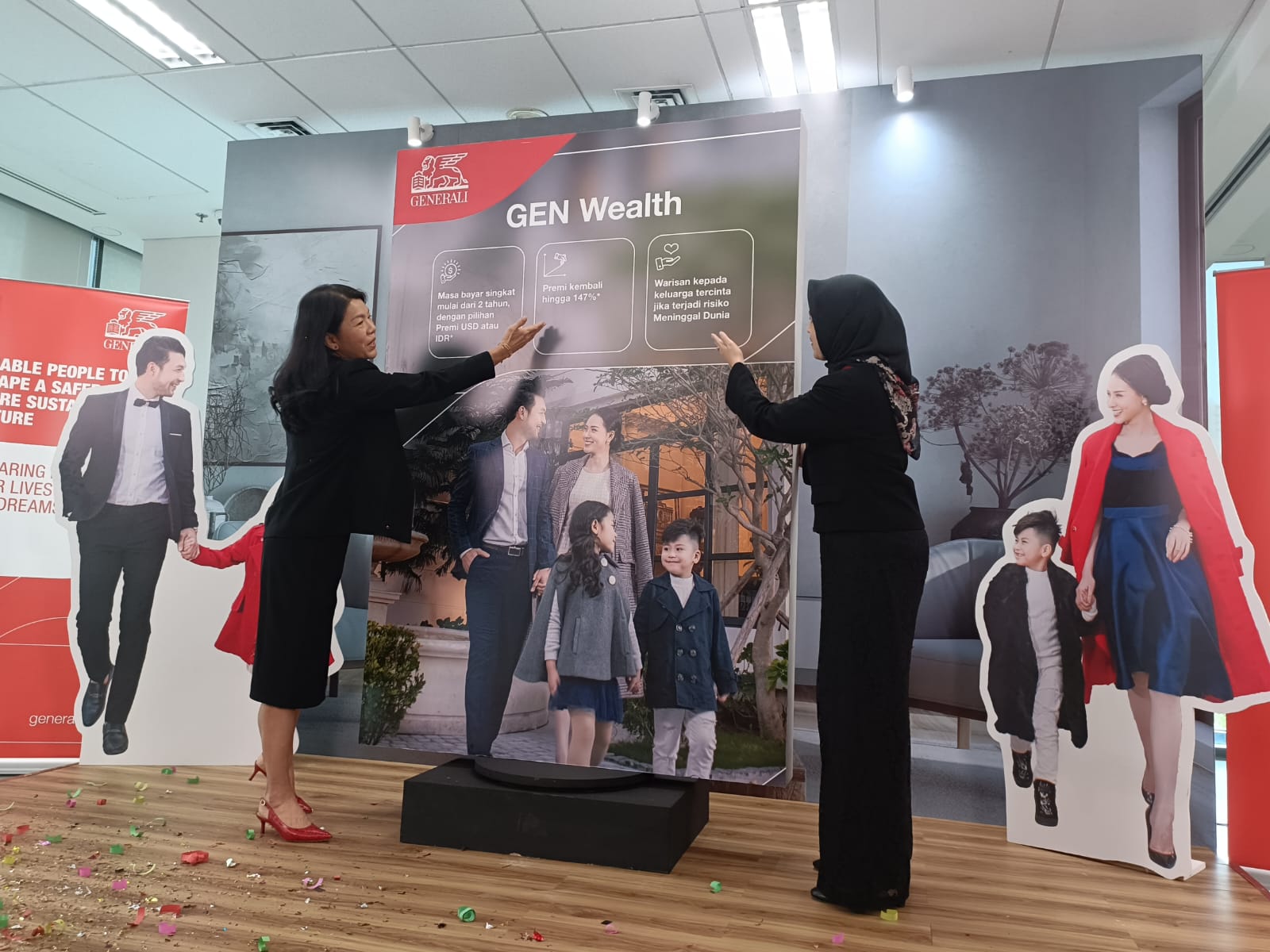 Direksi dan manajemen Generali Indonesia, *Rebecca Tan* selaku *President Director and Chief Executive Officer* (tengah) dan *Suzwamela Zawawi* selaku *Operation Group Head* (paling kiri) bersama Bapak Yudha sebagai nasabah pertama GEN Wealth saat peluncuran produk terbaru Generali Indonesia, *GEN Wealth*. Generali Luncurkan GEN Wealth, Solusi Keuangan & Proteksi Fleksibel