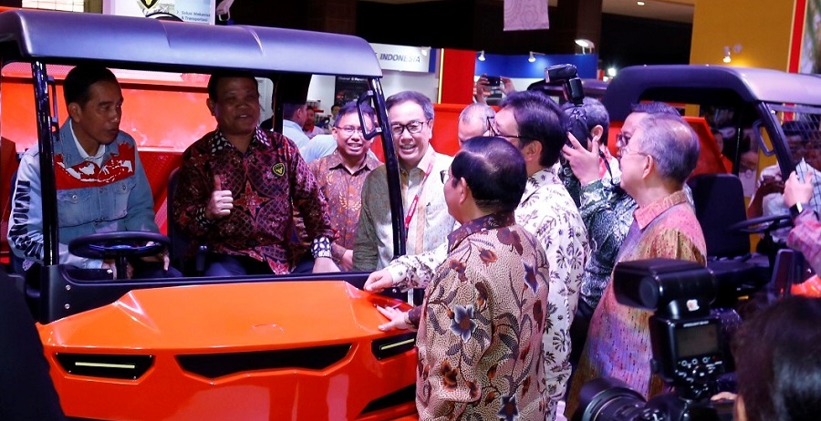 Presiden Joko Widodo Kunjungi Booth Kiat Mahesa Wintor di IIMS 2018