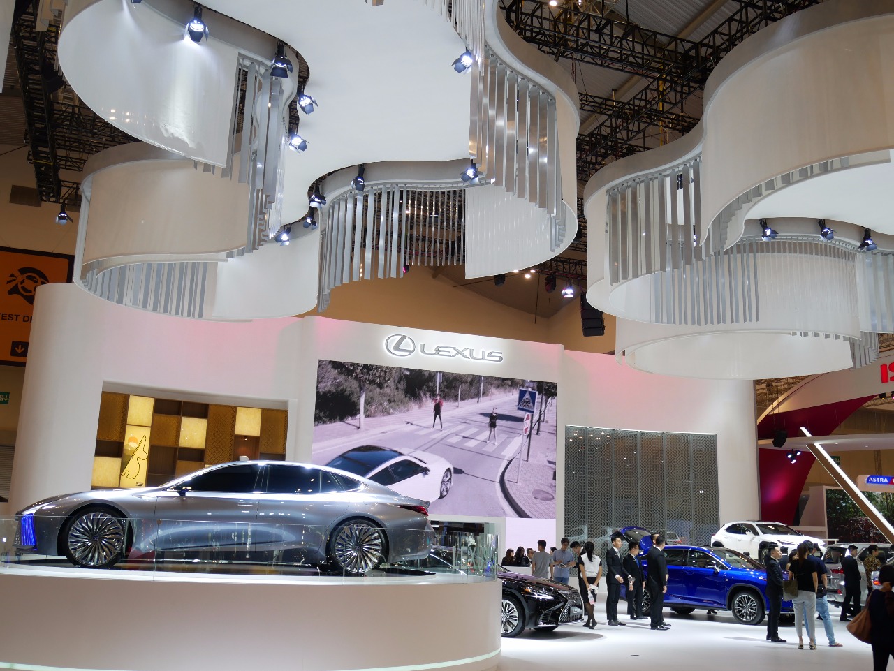 Manjakan Pengunjung, Lexus Hadirkan Royal Majestic Booth