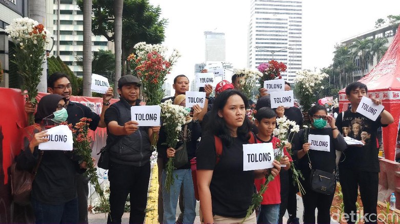 Bagikan Bunga di Arena CFD Jakarta, Perlawanan Terhadap Pelemahan KPK Berlanjut Terus