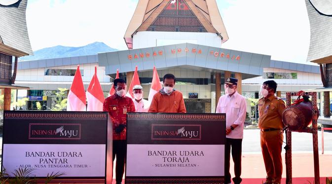 Sumringah Jokowi Resmikan Bandara di Negeri di Atas Awan