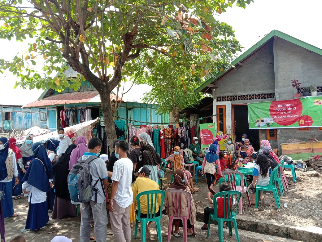 Indosat Ooredoo (ISAT) Salurkan Bantuan ke Lokasi Terdampak Banjir di NTT dan NTB