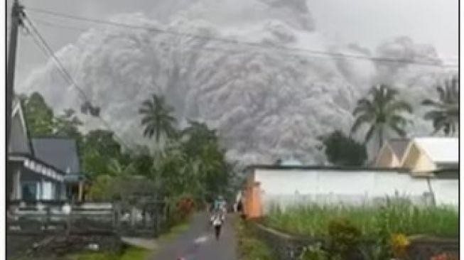 Erupsi Gunung Semeru Semburkan Awan Pekat, Warga Panik Berlarian