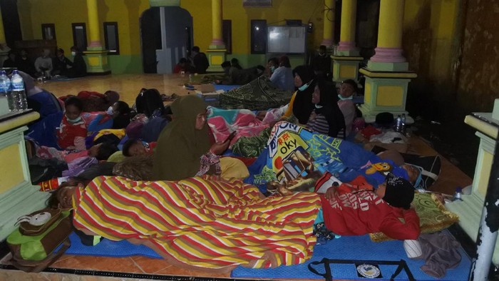 Erupsi Gunung Semeru, 13 Orang Meninggal Dunia dan 900 Warga Mengungsi