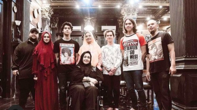 Kembali dari Turki, Musisi Ahmad Dhani Sekeluarga Jalani Karantina Covid-19 di Rumah