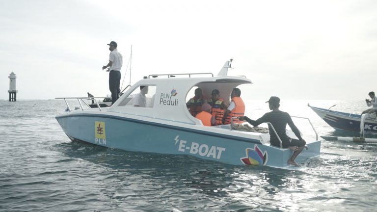 Dibantu PLN, Industri Kecil Menengah NTB Hadirkan Perahu Listrik Pertama di Indonesia