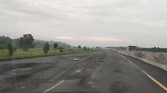 Kondisi Buruk, PUPR Minta HK dan WSKT Wajib Perbaiki Jalan Tol Trans Sumatera