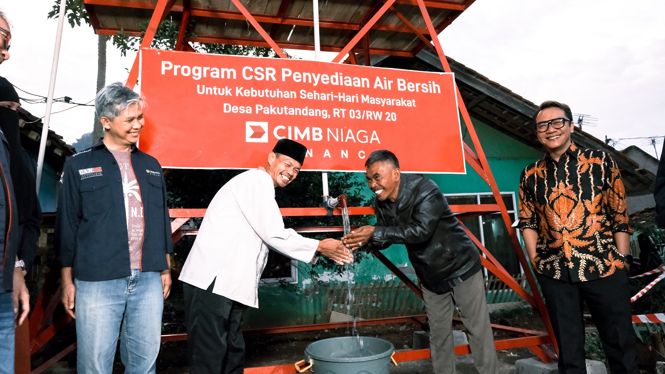 CIMB Niaga Finance Sediakan Sarana Air Bersih untuk Warga Ciparay - Bandung