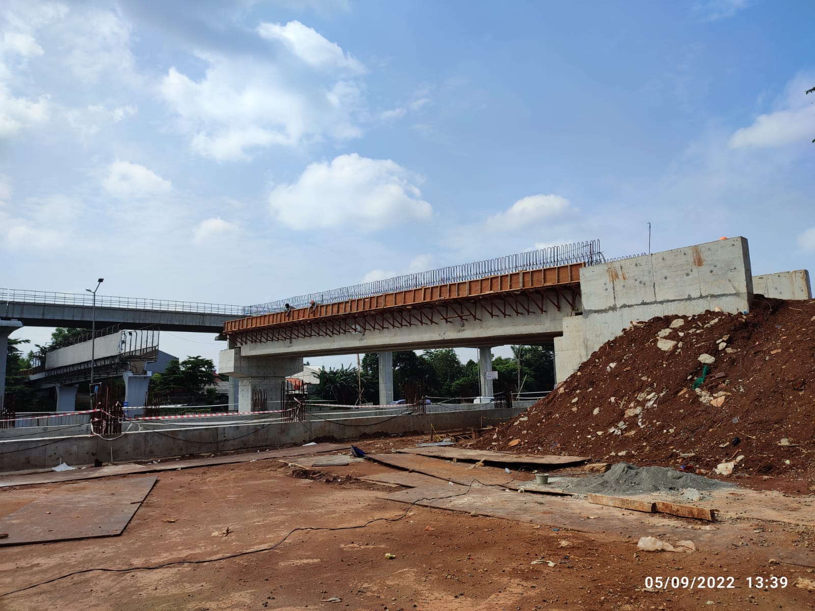 Angkat Girder Jembatan di Km 5+450 Tol Japek, JSMR Lakukan Pengaturan Lalu Lintas