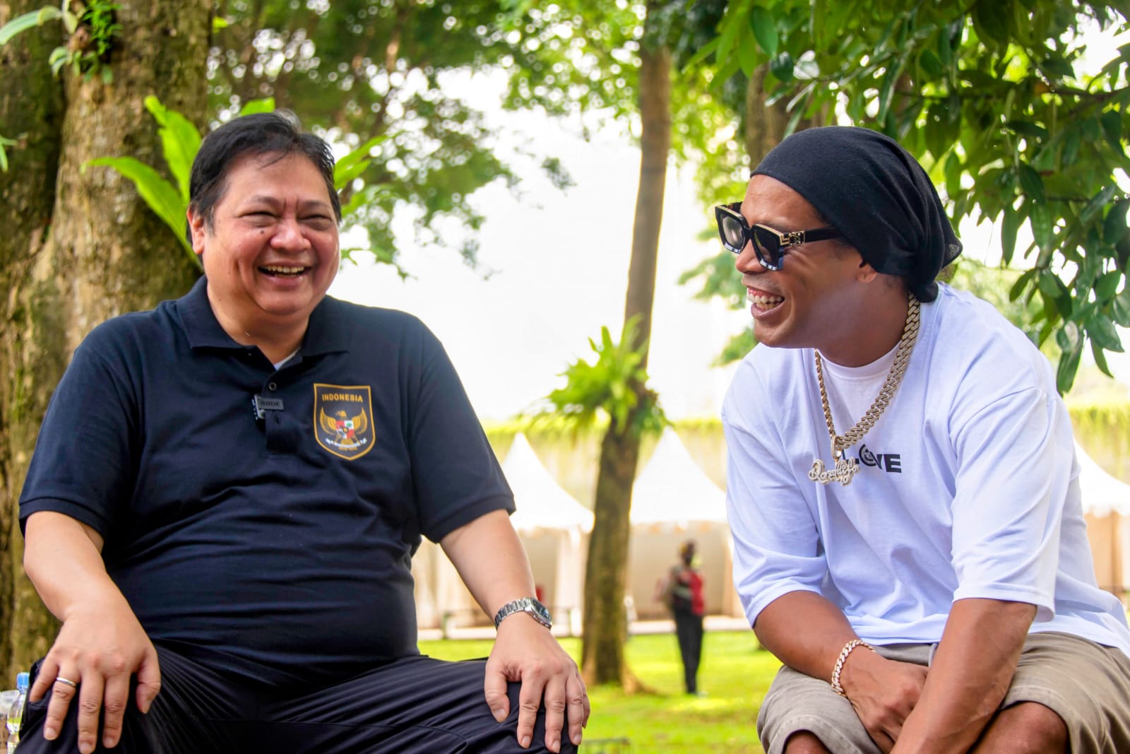 Ngobrol Sama Ronaldinho, Airlangga Akui Indonesia Perlu Lebih Banyak Sekolah Sepakbola