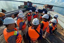 Optimalkan Pasokan Listrik, PLN Bangun Tower Transmisi SUTT 150 kV di Laut Kalimantan