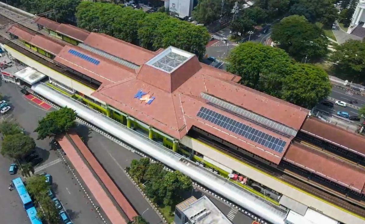 Dukung Transisi Energi KAI, Pertamina NRE Sediakan PLTS di Stasiun Gambir