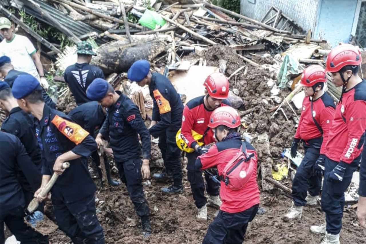 SIG Kirimkan Tim Reaksi Cepat Salurkan Bantuan untuk Korban Bencana Gempa Bumi Cianjur