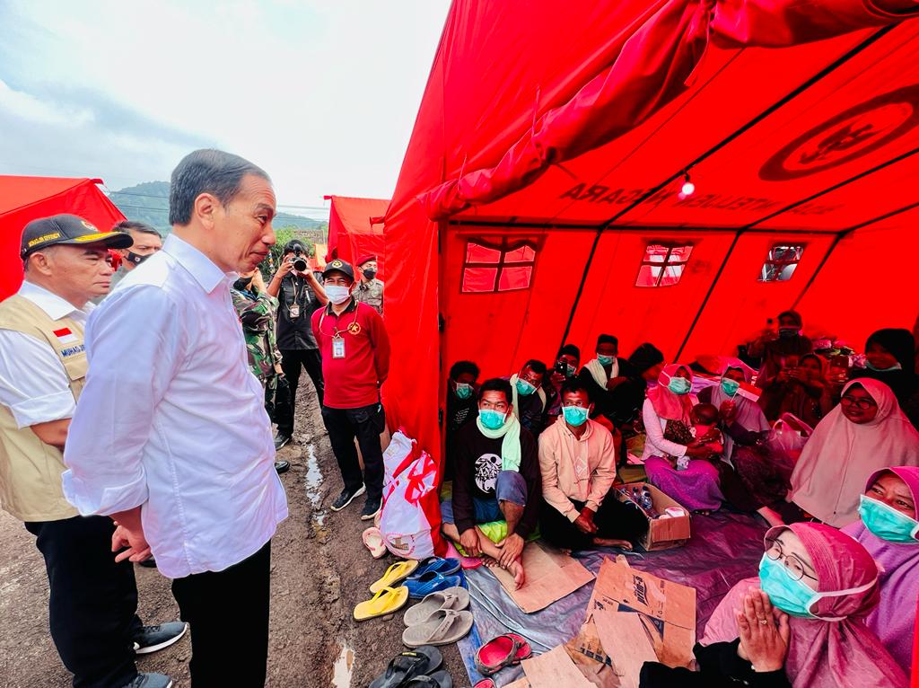 Kembali ke Cianjur, Presiden Serahkan Bantuan Stimulan Rumah Korban Gempa