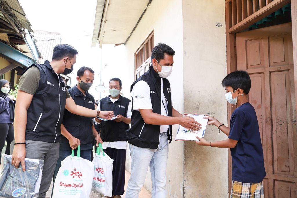 Berbagi Kasih di Hari Natal, BRI Salurkan Paket Sembako dan Santunan di Regional Office