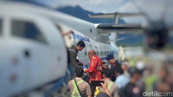 Ditangkap di Rumah Makan di Papua, KPK Terbangkan Gubernur Lukas Enembe ke Jakarta
