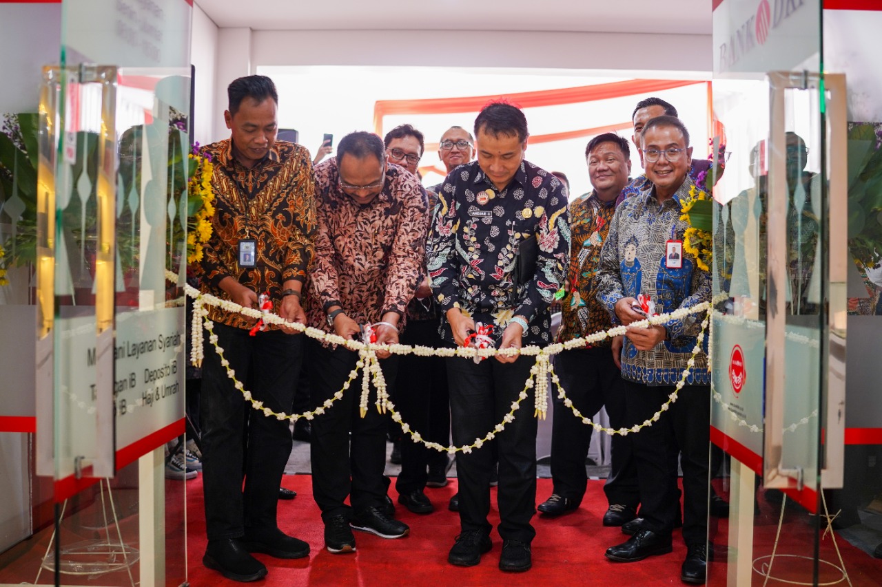 Buka Kantor Cabang di Sidoarjo, Direktur Bank DKI Serahkan Tabungan pada Nasabah Pertama